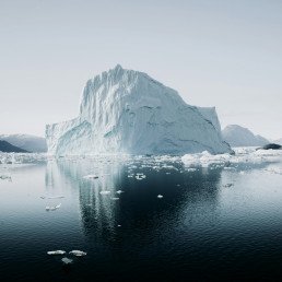 Iceberg riflesso nelle acque della Groenlandia