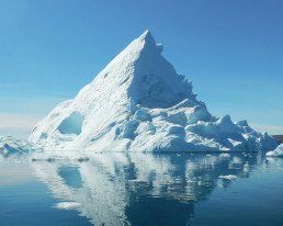 Iceberg riflesso nell’acqua a Tiniteqilaaq in Groenlandia