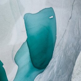 Cavità turchese in un iceberg della Groenlandia