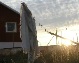 Bucato steso accanto a una casa in Groenlandia
