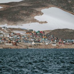 Villaggio della Groenlandia visto dal mare
