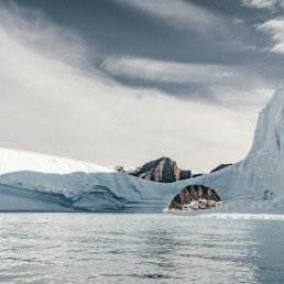 Iceberg davanti alle montagne della Groenlandia