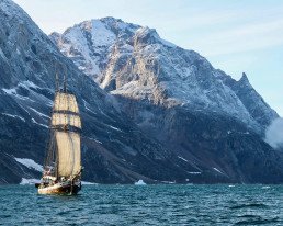 Veliero tra le montagne e i fiordi della Groenlandia