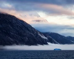 Fiordo e montagne innevate della Groenlandia