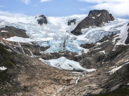 Ghiacciaio tra le montagne della Groenlandia