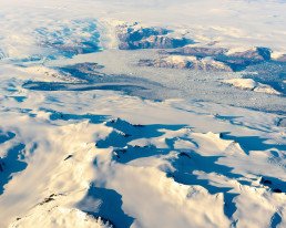 Paesaggio innevato della Groenlandia visto dall’alto
