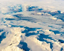 Paesaggio innevato della Groenlandia visto dall’alto
