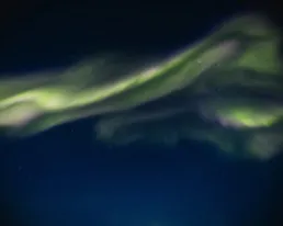 Aurora boreale verde nel cielo artico
