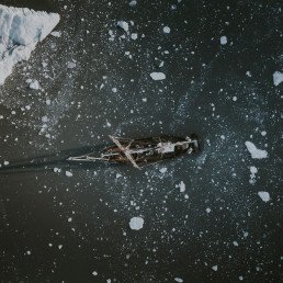 Barca tra i frammenti di ghiaccio in Groenlandia