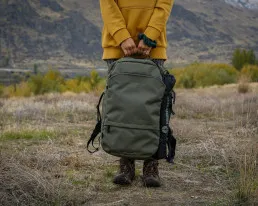 Escursionista con abbigliamento tecnico e zaino