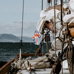 Navigazione a vela tra i fiordi della Groenlandia
