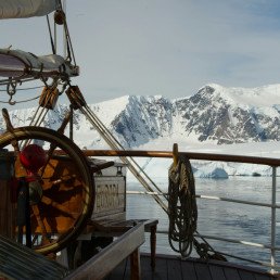 Escursione in barca tra le montagne della Groenlandia