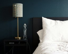 Letto e lampada in una camera d’albergo