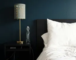 Letto e lampada in una camera d’albergo