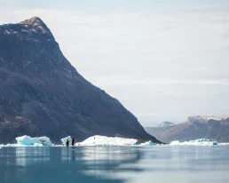 Iceberg e montagne lungo la costa della Groenlandia