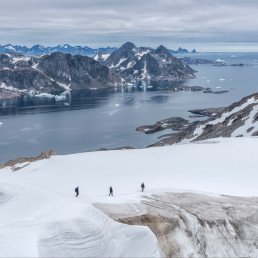 Escursionisti sulla neve nelle Alpi di Schweizerland