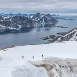 Escursionisti sulla neve nelle Alpi di Schweizerland