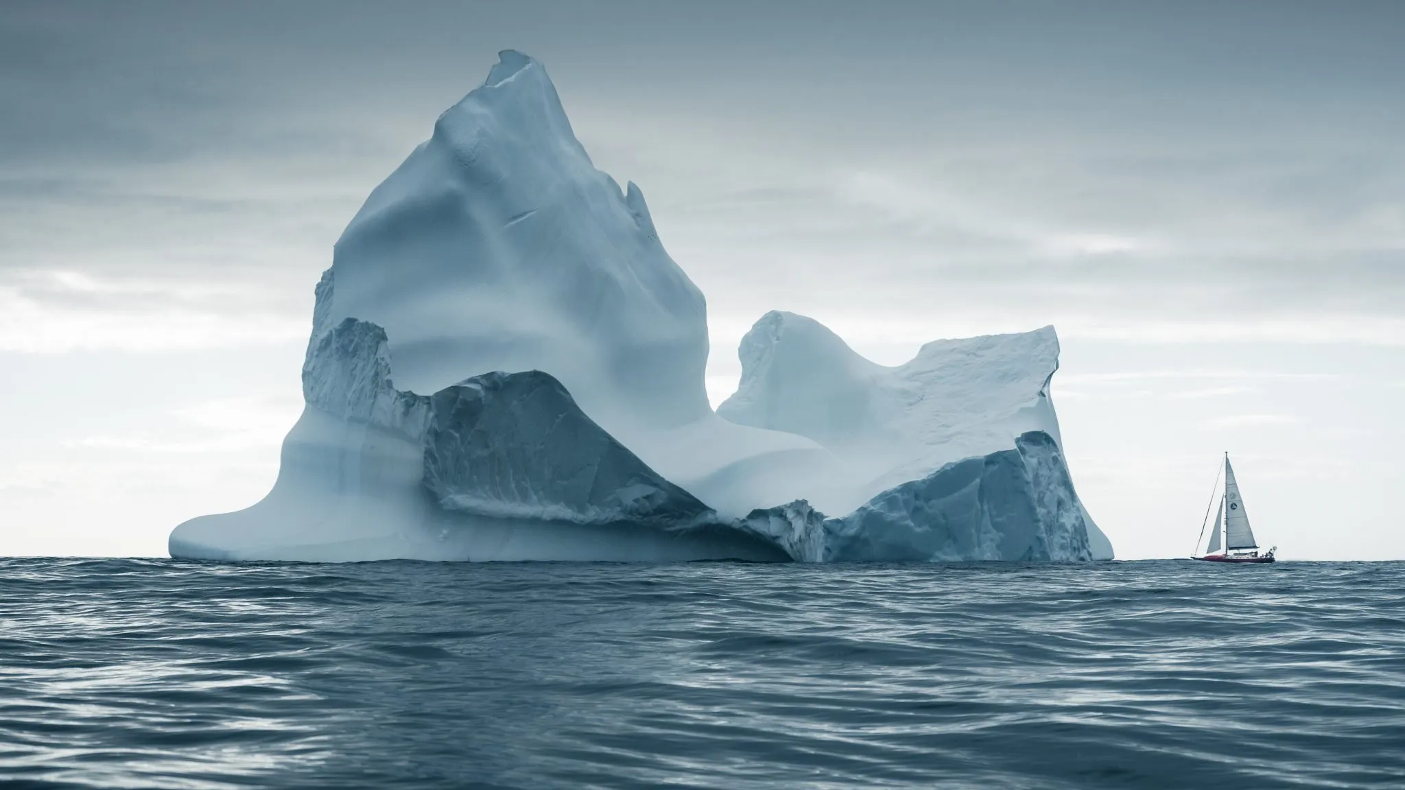 Iceberg tra le montagne della Groenlandia orientale