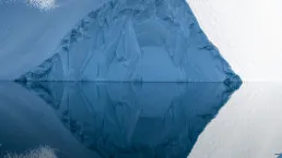 Iceberg riflesso nelle acque calme della Baia di Disko