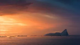 Tramonto estivo nella Baia di Disko in Groenlandia