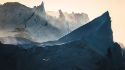Raggi di luce intorno a un iceberg in Groenlandia