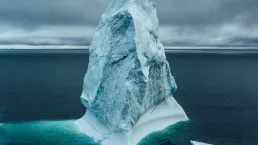Guglia di ghiaccio blu nel mare della Groenlandia