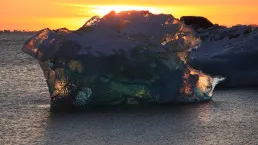 Iceberg cristallino al tramonto vicino a Nuuk