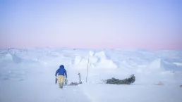 Pescatore sul ghiaccio vicino a Ilulissat