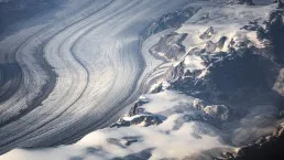 Sentiero sul ghiacciaio tra le montagne della Groenlandia
