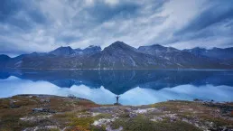Escursionista davanti a un panorama della Groenlandia