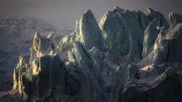 Forme scolpite nel ghiaccio di un iceberg