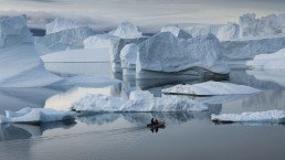 Escursione in gommone tra gli iceberg in Groenlandia