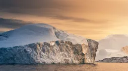 Iceberg nella luce del tramonto a Ilulissat