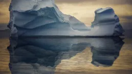 Iceberg al tramonto in Groenlandia