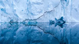 Iceberg riflesso nel fiordo di Ilulissat