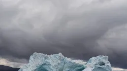 Iceberg sotto un cielo nuvoloso in Groenlandia
