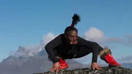 Danzatore con maschera all’aperto a Nuuk