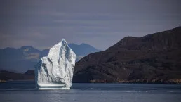 Iceberg in scioglimento durante l’estate in Groenlandia