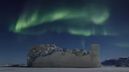 Aurora boreale sopra un iceberg vicino a Uummannaq