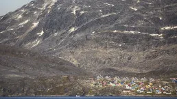Nuuk e il monte Ukkusissiat visti da una barca