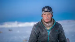 Ritratto di Fari, pescatore sul ghiaccio in Groenlandia