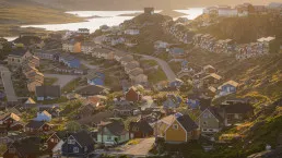 Case di Qaqortoq illuminate dal sole serale