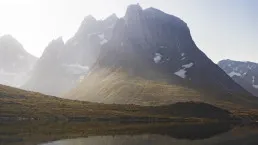 Montagne del Tasermiut riflesse nel fiordo