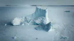 Grande iceberg nelle acque della Groenlandia