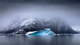 Ghiaccio ai piedi delle montagne della Groenlandia