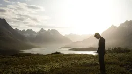 Viaggiatore davanti al fiordo Tasermiut