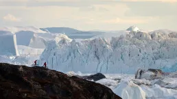 Due ciclisti in mountain bike lungo il fiordo di Ilulissat