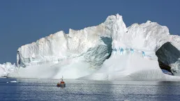 Barca accanto a un iceberg nel fiordo di Ilulissat