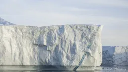 Fessura azzurra nella parete di un iceberg