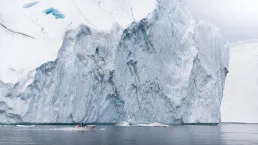 Navigazione tra gli iceberg in Groenlandia